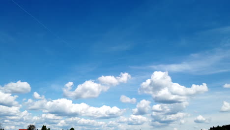 Blauer-Himmel-Mit-Sich-Schnell-Bewegenden-Wolken