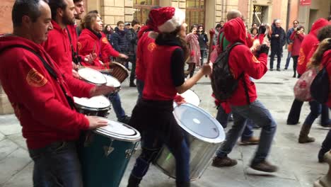 Drummers-go-through-the-streets-of-Bologna,-Italy,-in-the-weekend,-to-celebrate-the-Christmas-holidays