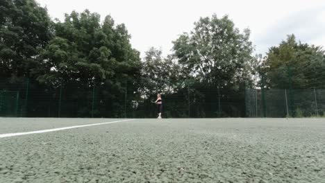 Weibliche-Amateur-Tennisspielerin,-Die-Im-Park-Spielt