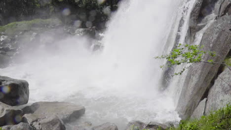 Wasserfall-Im-Wald-In-Den-Italienischen-Alpen-Zeitlupe-100-Fps