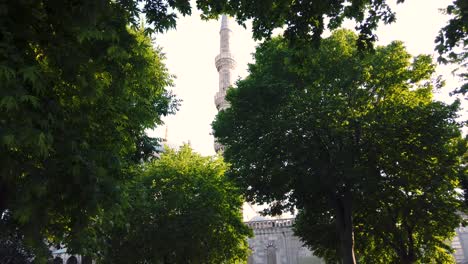 Cámara-Lenta:-Vista-Exterior-De-La-Mezquita-Azul-O-La-Mezquita-Del-Sultán-Ahmet,-Un-Punto-De-Referencia-Popular-En-Estambul,-Turquía