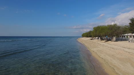 Flug-über-Den-Strand-Von-Gili-Trawangan-Mit-Drohne,-Schöne-Aussicht-Auf-Die-Küste-In-Lombok,-Bali,-Indonesien,-Perfekte-Urlaubsaufnahmen,-Sonniger-Tag,-Kristallklares-Wasser