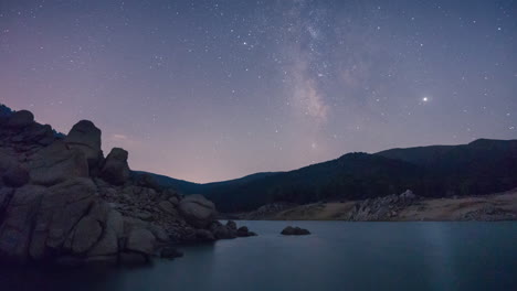 Timelapse-of-the-milky-way-over-a-lake