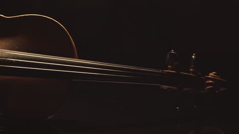 Nahaufnahme-Einer-Alten-Geige,-Dramatische-Lichtwechsel-über-Dem-Instrument,-Videomaterial-Zu-Klassischer-Symphoniemusik