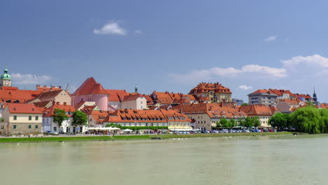 Fastenzeit-Ist-Die-Beliebte-Uferpromenade-Von-Maribor,-Slowenien,-Fluss-Mit-Mittelalterlicher-Stadt-Im-Hintergrund
