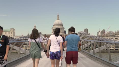 Gente-Caminando-En-El-Puente-Del-Milenio-En-Londres-En-Un-Día-De-Verano