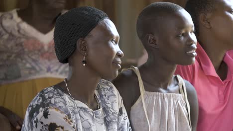 Gesicht-Von-Zwei-Afrikanischen-Frauen,-Die-In-Einem-Gemeindezentrum-In-Uganda-Lernen