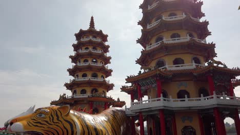 Las-Pagodas-Del-Dragón-Y-El-Tigre-En-El-Estanque-De-Lotos-En-Kaohsiung,-Taiwán