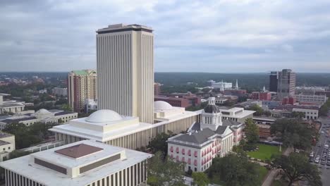 Aerial-flying-away-from-New-and-Old-Capitol-buildings-to-reveal-downtown-Tallahassee,-Florida