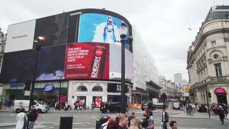 Piccadilly-Circus-In-London,-Autos,-Menschen-Und-Werbung,-Tagsüber-Touristischer-Ort