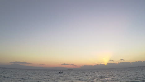 Breitbildaufnahmen-Am-Strand-Von-Almyros,-Kalamata,-Griechenland-Während-Des-Sonnenuntergangs