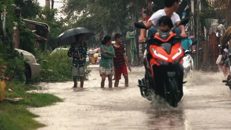 Verkehr-Und-Fußgänger,-Die-Durch-Die-überfluteten-Straßen-Von-Siem-Reap-Navigieren