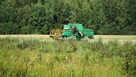 Auf-Dem-Getreidefeld-Befindet-Sich-Eine-Grüne-Erntemaschine