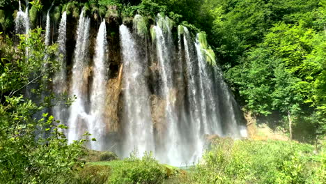 Großer-Wasserfall-An-Den-Plitvicer-Seen-An-Einem-Sommertag-In-Kroatien-4k