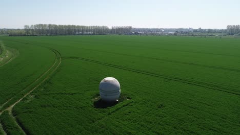 Abstrakte-Kunst-Statue-Himmel-Drohne-Ansicht-In-Den-Niederlanden-Auf-Einer-Wiese