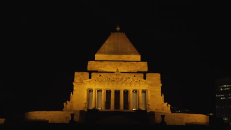 Santuario-Del-Recuerdo-En-La-Noche-Melbourne-Día-Anzac,-Desfile-Anzac,-Australia