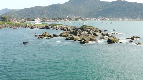 Costa-Rocosa-Con-Agua-De-Color-Turquesa,-Praia-Armacao,-Florianópolis,-Santa-Catarina,-Brasil