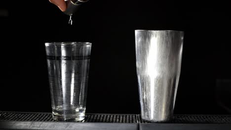 Barmannhände,-Die-Flüssigen-Alkohol-In-Glas-Gießen,-Alkoholcocktails-Schütteln-Und-Mischen,-Schwarzer-Hintergrund