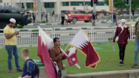 Hombre-Vendiendo-Banderas-De-Qatari-En-El-Día-Nacional-En-Doha