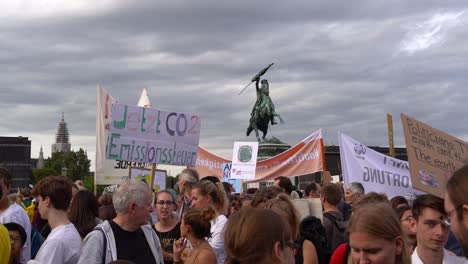 Freitags-Werden-Auf-Dem-Heldenplatz-Schilder-Für-Zukünftige-Proteste-Gegen-Den-Klimawandel-Hochgehalten