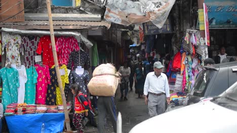 Eine-Bestimmte-Anzahl-Von-Indianern,-Die-Durch-Die-Marktstraßen-Von-Darjeeling-Spazieren