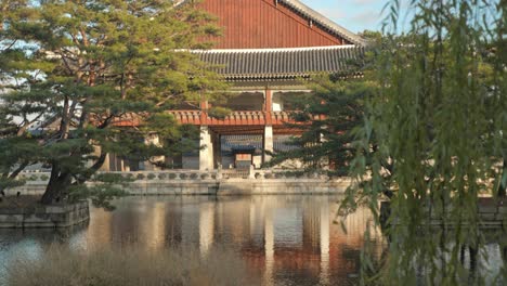 Royal-Palace-Of-Gyeongbokgung,-A-Popular-Tourist-Attraction-In-South-Korea