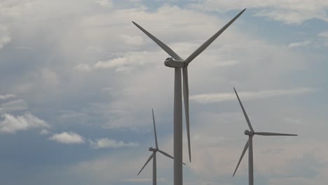 Windkraftanlagen-Drehen-Sich-Zurück