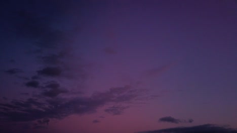 Schöner-Sonnenuntergang-Lila-Und-Rosa-Wolken-Im-Zeitraffer-In-Der-Abenddämmerung