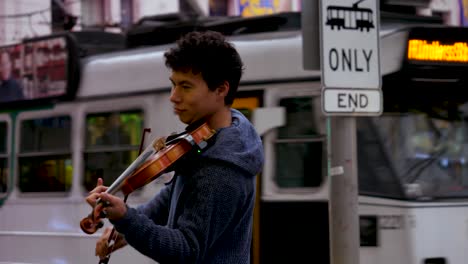 Straßenmusiker,-Geige-Spielen-In-Melbourne-Cbd-Street-Art,-Junger-Männlicher-Geiger,-Der-Musikinstrumente-Auf-Der-Straße-Spielt