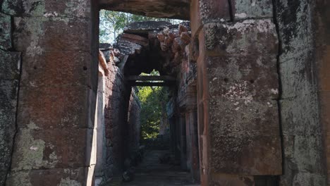 Schwenken-Sie-über-Alte-Tempelpassagen-In-Angkor-Wat