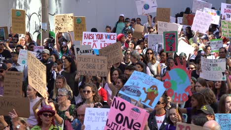 Multitudes-Caminando-En-La-Calle-Protestando-Contra-El-Cambio-Climático-Global-Marzo