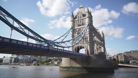 Seitenansicht-Der-Berühmten-Tower-Bridge-In-London-Mit-Wenigen-Autos-Und-Menschen,-Sonniger-Tag,-Filmaufnahme