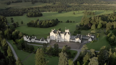 Eine-Luftaufnahme-Von-Blair-Castle-Im-Morgengrauen,-In-Der-Nähe-Von-Blair-Atholl-In-Perthshire,-Schottland