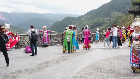 Menschen-Mit-Traditionellen-Kostümen-Im-Dorf-Xijiang-Qianhu-Miao