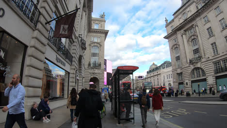 Londres,-Inglaterra,-Circa:-Timelapse-Caminando-Por-El-área-De-Piccadilly-Circus-En-Londres,-Inglaterra,-Reino-Unido