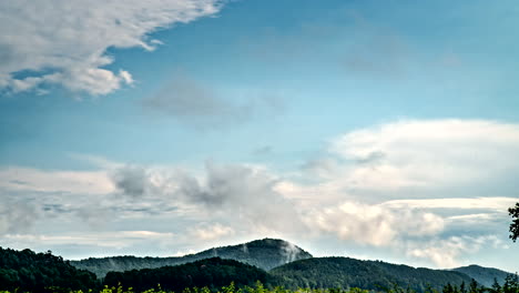 Zeitraffer-Verschiedener-Wolkenschichten,-Die-Sich-Schnell-Und-Langsam-über-Europäische-Bewaldete-Hügel-Bewegen-4k
