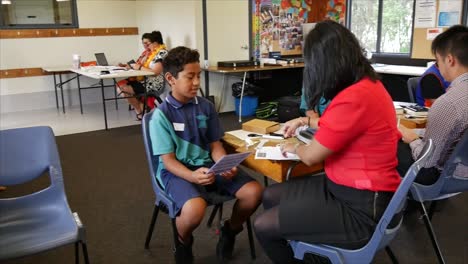 Auckland-Neuseeland-Optiker-überprüfen-Die-Sehkraft-Von-Schulkindern-In-Der-Grundschule