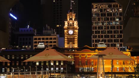 Bahnhof-Flinders-Street-Nachts,-Juli,-2019-Bahnhof-Melbourne,-Bahnhof-Flinders-Street-Melbourne-Lanmark-2019