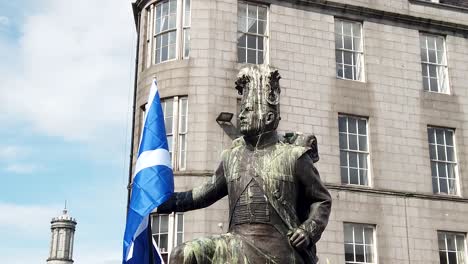 Cámara-Lenta-De-Una-Estatua-De-Gordon-Highlanders-Sosteniendo-El-Saltire-En-Una-Marcha-Pro-independencia-Escocesa