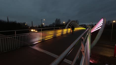 Beleuchtete-Steve-Prescott-Fußbrücke-Im-Zeitraffer