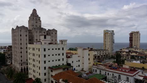 Schöne-Zeitraffer-Luftaufnahme-Der-Stadt-Havanna,-Der-Hauptstadt-Kubas,-Während-Eines-Lebhaften-Bewölkten-Tages