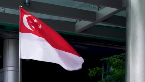 Singapur-Flagge-Weht-Im-Wind