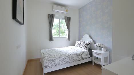Saubere-Und-Helle-Schlafzimmerdekoration-Mit-Natürlichem-Licht