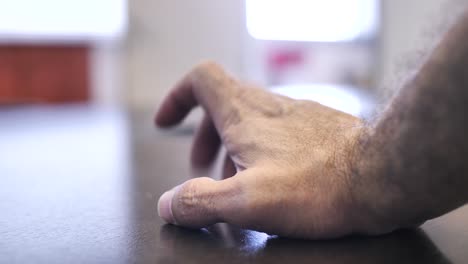 Nahaufnahme-Der-Männlichen-Hand,-Die-Nervös-Mit-Den-Fingern-Auf-Den-Tisch-Klopft