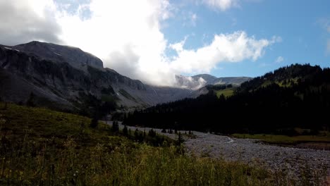 Zeitraffer-Der-Sich-Bewegenden-Wolken-Von-Der-Indischen-Bar-Entlang-Des-Wunderlandwegs-Im-Mt-Rainier-National-Park