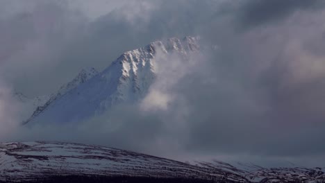 Timelapse-De-Nubes-Y-Luz-Moviéndose-A-Través-De-Un-Pico-De-Montaña-En-El-Parque-Nacional-Kluane,-Yukon,-Canadá