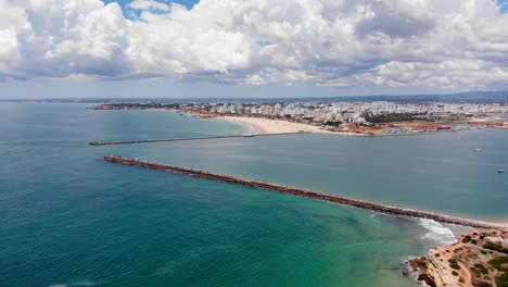 Luftfliegen-In-Richtung-Felsenponton-Auf-Klarem-Wasser,-Ferragudo---Algarve