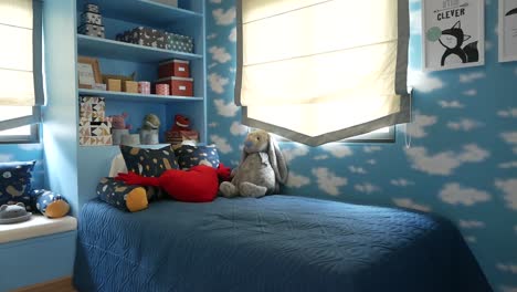 Himmelblaues-Schlafzimmer-Für-Kleine-Jungen,-Vollgestopft-Mit-Spielzeug-Und-Puppen