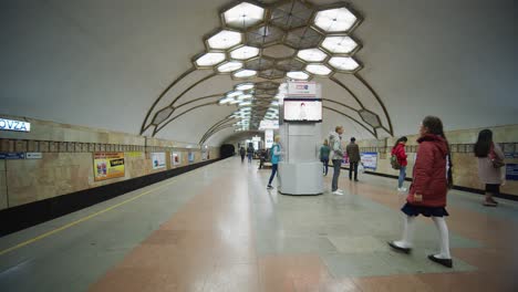 Gente-Esperando-Un-Tren-En-La-Estación-De-Metro-Novza