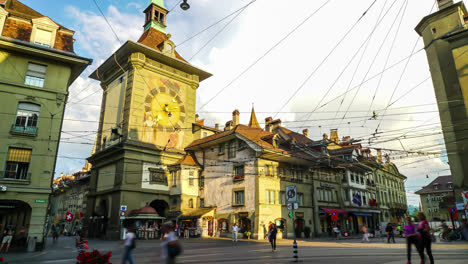 Berna-Suiza,-Alrededor-De:-Calle-Comercial-Timelapse-Con-Torre-Del-Reloj-En-La-Ciudad-De-Berna-En-Suiza